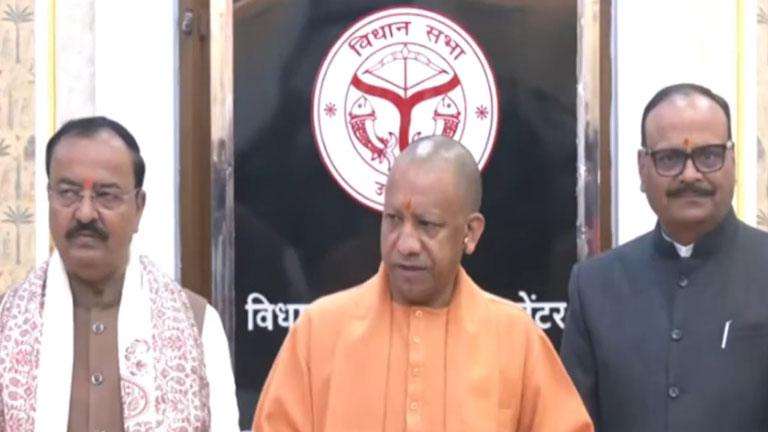 धूल चेहरे पर, आईना साफ न करें! कोडीन केस में योगी का अखिलेश पर तंज
