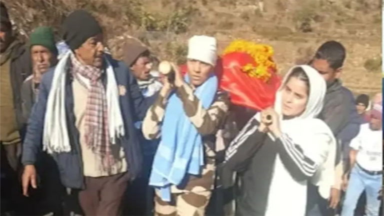 7 बेटियों ने पिता की अर्थी को दिया कंधा, CISF में तैनात बेटी ने मुंडन कराने के बाद दी मुखाग्नि